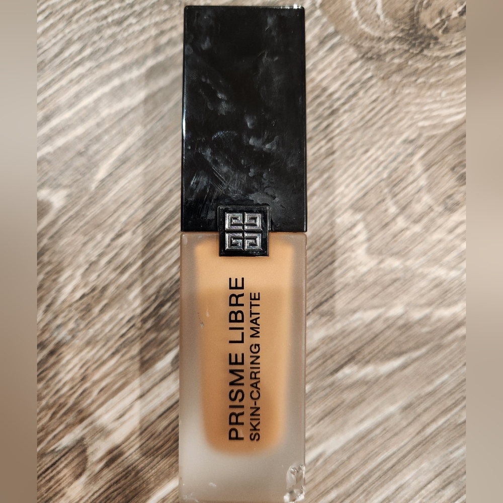 Givenchy Prisme Libre Skin-Caring Matte Foundation 6W-420